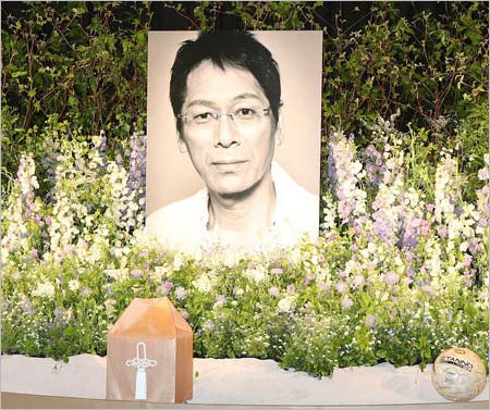 お別れ会の祭壇に飾られた大杉漣の遺影