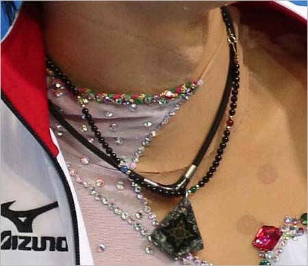 菊地晃が製作のペンダントを着用した羽生結弦の首元アップ