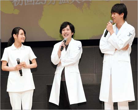 『ブラックペアン』プレミアム試写会&舞台あいさつに登場した葵わかな、二宮和也、竹内涼真