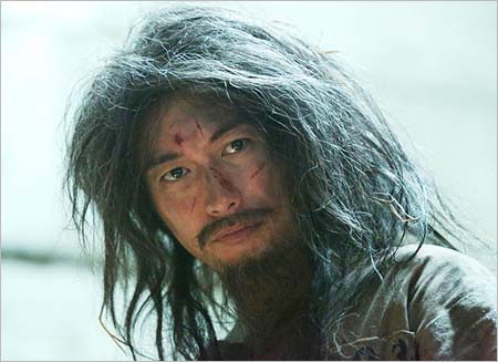 『モンテ・クリスト伯 －華麗なる復讐－』第1話～第2話のワンシーン、ヒゲに長髪姿のディーン・フジオカ