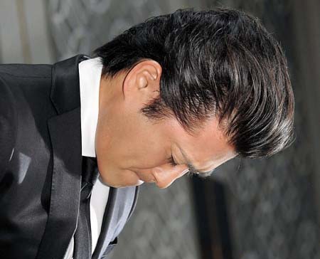 山口達也の会見、謝罪時の横顔