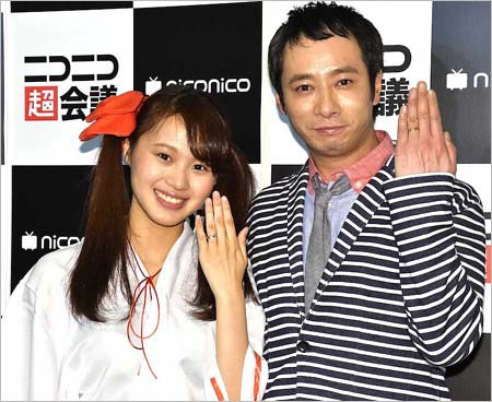 ニコニコ超会議2018に登場後、囲み取材を受けたいしだ壱成&飯村貴子夫妻