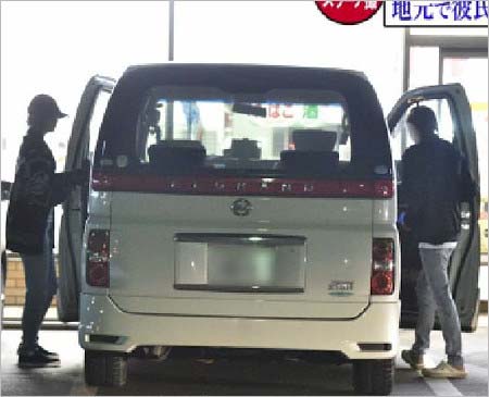 コンビニから出てきて車に乗る志田愛佳と彼氏