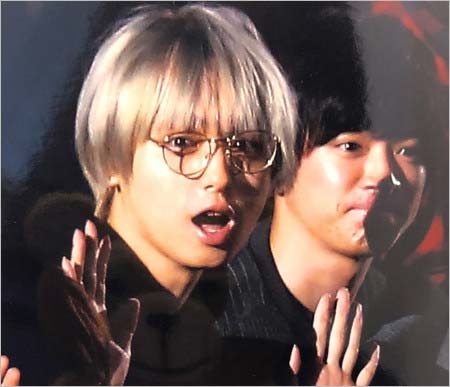 銀髪姿の伊野尾慧