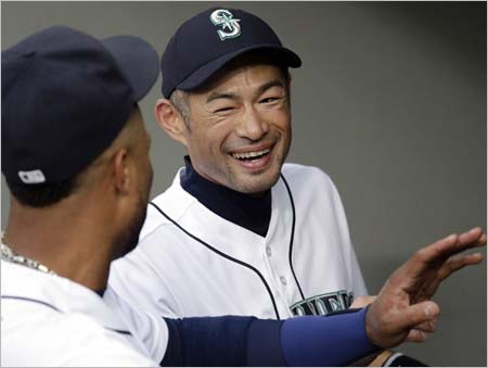 選手と笑顔で会話するイチロー