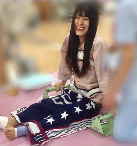 リハビリ治療に励み、笑顔を見せる猪狩ともか