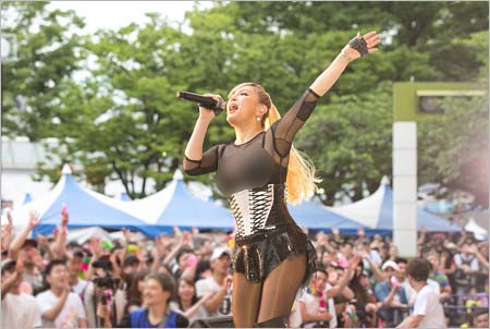 東京レインボープライド2018に出演の浜崎あゆみと観客