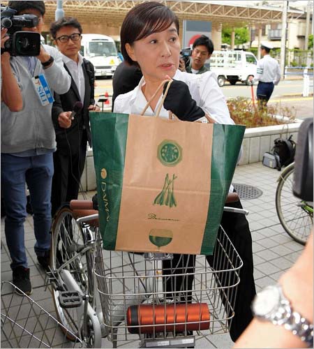 北沢署に出頭した松居一代