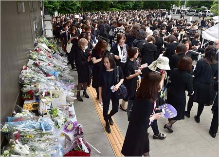 西城秀樹のお別れ会、献花台