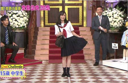 中学生のセーラー服コスプレの安達祐実・全身