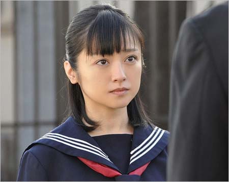 安達祐実が捜査一課長で披露したセーラー服姿