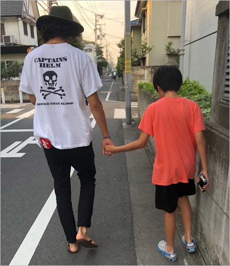 仁香の長男と柴田翔平の後ろ姿