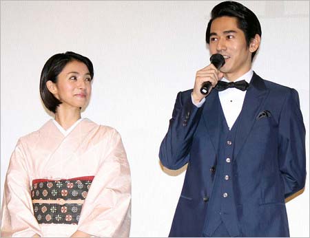 満島ひかりが永山絢斗を見つめているツーショット