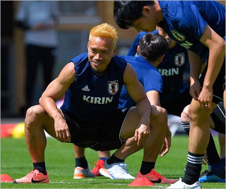 金髪にイメチェンした長友佑都選手