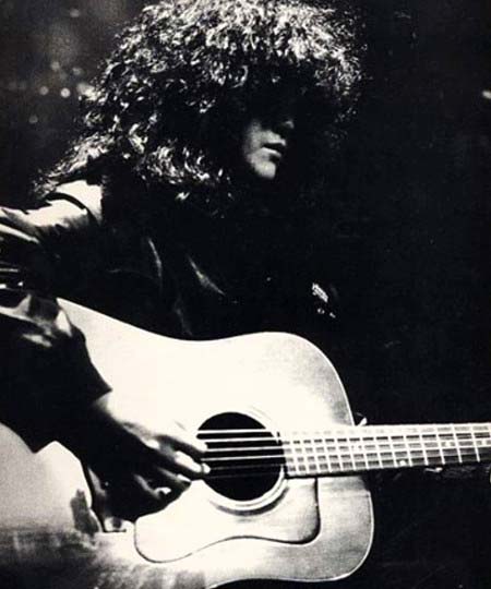 ギターを弾く森田童子