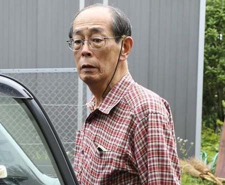 週刊女性の取材を受ける志賀廣太郎