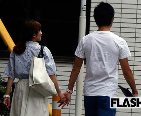 フラッシュ撮影の竹内友佳アナと彼氏の手繋ぎツーショット