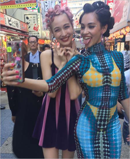 水原希子がインスタグラムに投稿した水原佑果とのツーショット写真