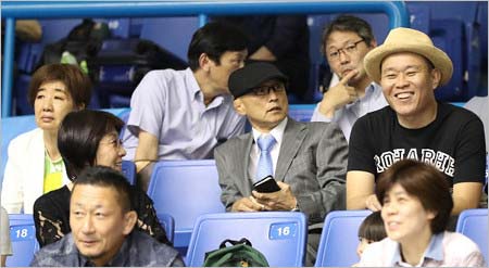 観客席で並んで座る谷岡郁子学長、栄和人監督、千原せいじ