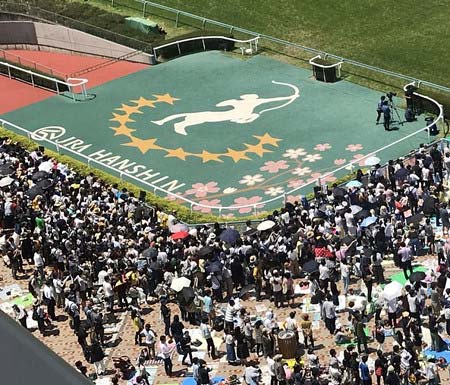 阪神競馬場のウィナーズサークル付近
