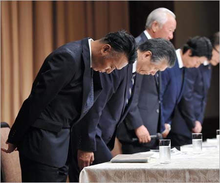 会見で頭を下げる片山晋呉らの写真