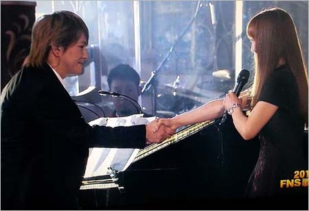 FNS歌謡祭2013で共演した華原朋美・小室哲哉が握手したシーン