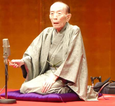 酸素チューブを鼻に入れながら高座に上がる桂歌丸