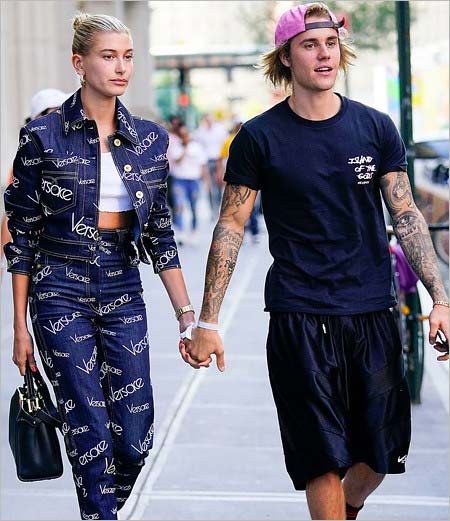 ジャスティン・ビーバー&ヘイリー・ボールドウィンの手つなぎデート