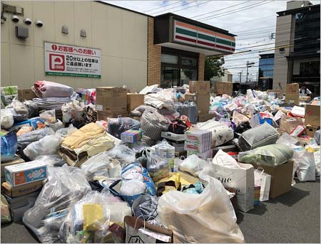 「セブンイレブン 倉敷商業高校西店」に集まった支援物資