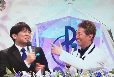 DA PUMPのパフォーマンスに笑顔を見せる中居正広