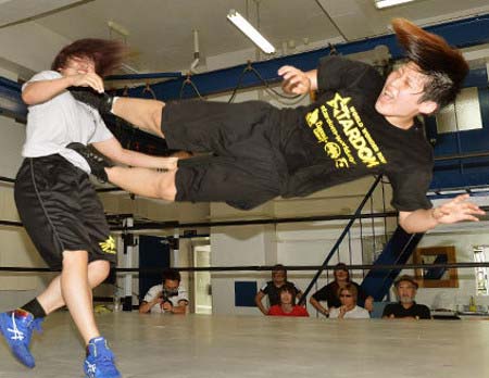 スターダムに入団、女子プロレスラーになったビッグダディの3女・詩美のドロップキック