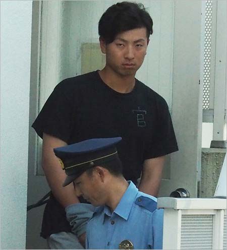 窃盗容疑で逮捕された元巨人の選手・柿沢貴裕容疑者の姿