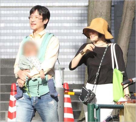 イクメンの堺雅人が子供を抱きかかえ、妻・菅野美穂が笑顔を見せている家族写真