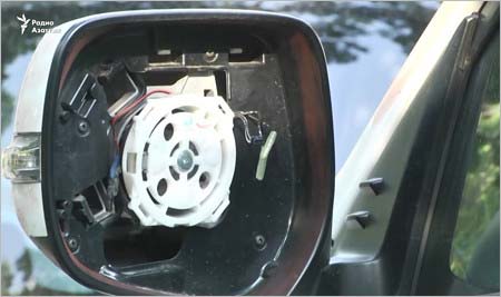 強盗がサイドミラー・鏡面部分を盗んだデニス・テンの愛車