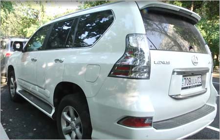 強盗がミラーを盗んだデニス・テンの愛車(後ろ)