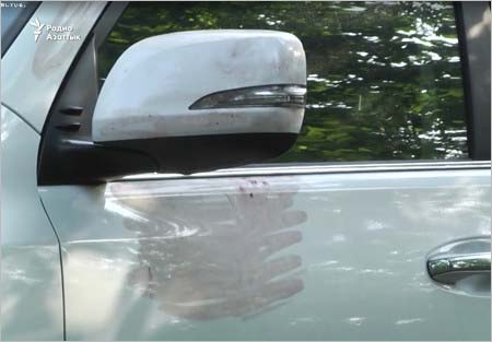 強盗がミラーを盗んだデニス・テンの愛車(ミラーアップと血痕?)