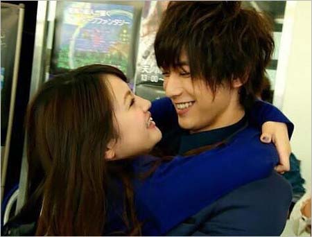 『仮面ライダーフォーゼ』で共演の吉沢亮と志保が見つめ合い、抱き合っている写真