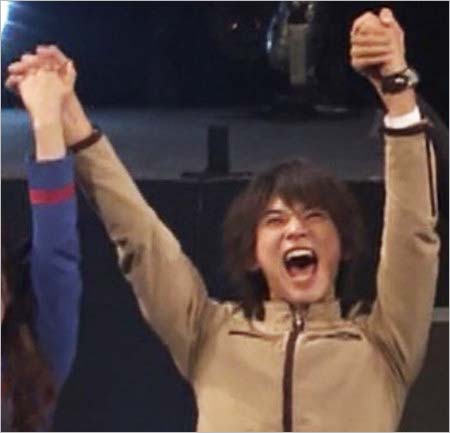 吉沢亮と志保が恋人つなぎ1枚目