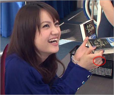 志保の右手薬指に指輪