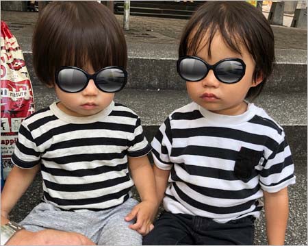 金山一彦&大渕愛子夫妻の子供、長男・侑生くん(右)と次男・昂生くん(左)