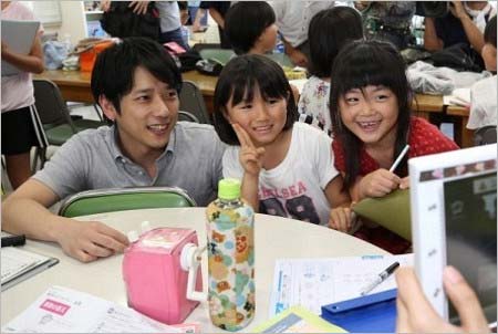 倉敷市真備町の小学校（避難所）を訪問し、小学生たちと触れ合う二宮和也