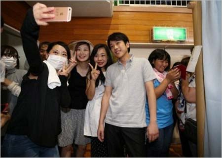 倉敷市真備町の小学校（避難所）を訪問し、記念撮影に応じる二宮和也