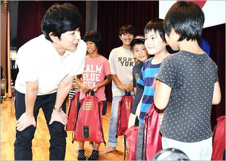 広島県の小学校（避難所）で小学生と戯れる松本潤