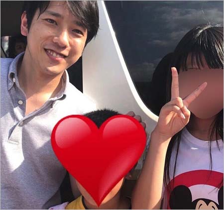 倉敷市真備町の小学校（避難所）を訪問し、被災者と写真撮影する二宮和也