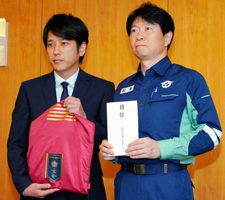 西日本豪雨被害の被災地・岡山県庁を訪問した嵐・二宮和也