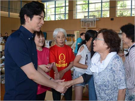 広島県内の避難所を訪問した嵐・松本潤