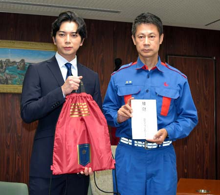 西日本豪雨被害で義援金5000万円持ち、広島県庁を訪れた松本潤