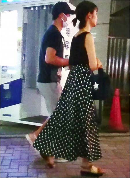 錦織圭と恋人の観月あこがデート、フライデーのカラー画像