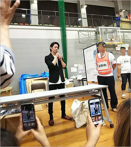 広島県安芸郡熊野町の避難所を訪れたKAT-TUN亀梨和也
