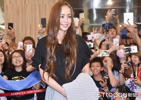 台湾・松山空港に到着した安室奈美恵